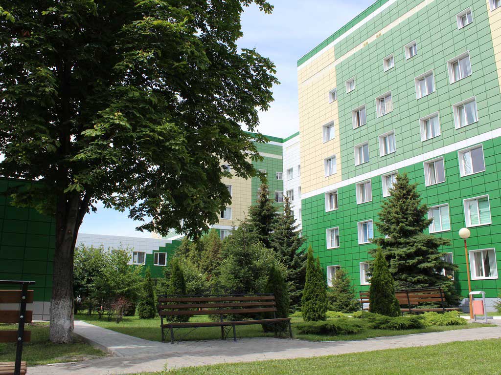Евгений Савченко попросил ускорить строительство парковок у онкодиспансера в Белгороде