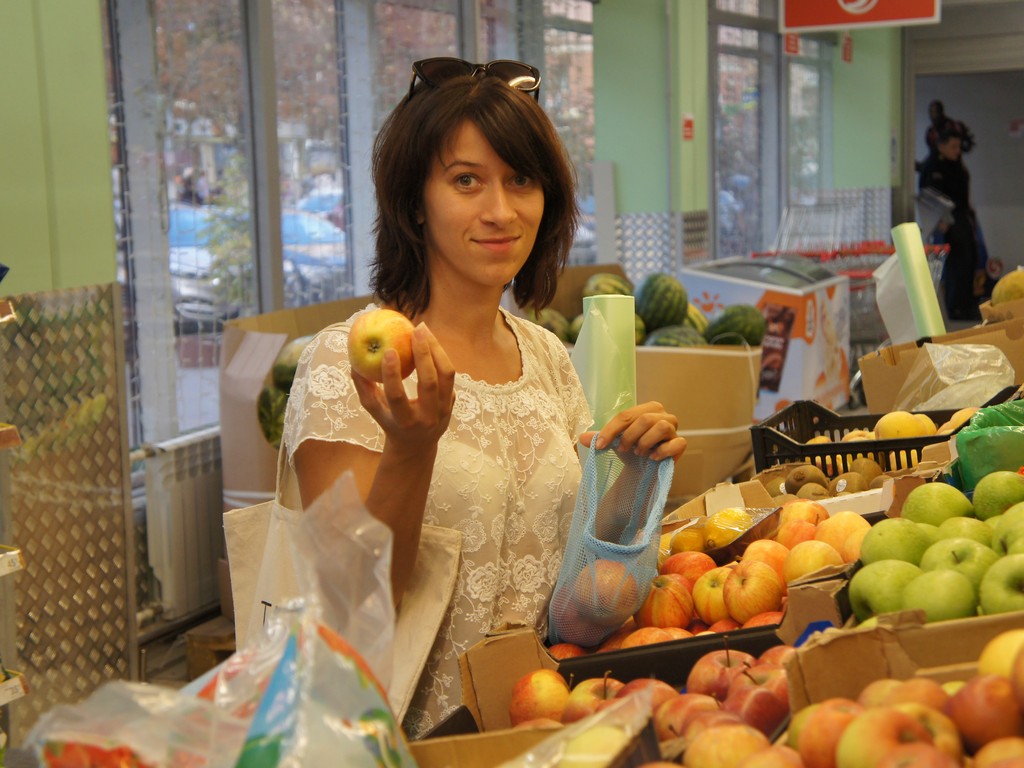 Ольга Саблина всегда берёт в магазин многоразовые фруктовки