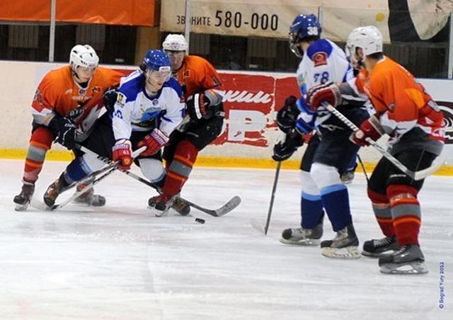 Белгородские хоккеисты проиграли на выезде