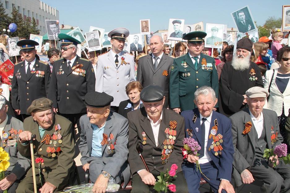 Валуйчане отметили День Победы военным парадом и шествием «Бессмертного полка» - Изображение 15