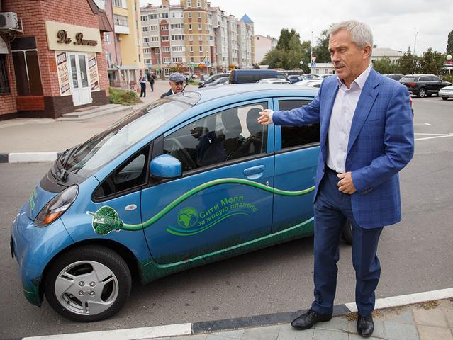 Евгений Савченко приехал на выборы на электромобиле