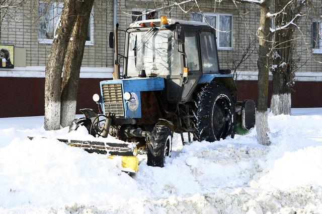 Снег в Белгороде убирают 105 единиц спецтехники