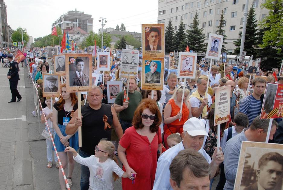 Кадры Дня Победы в Белгороде: парад и «Бессмертный полк» - Изображение 40