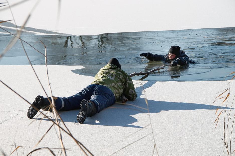 Белгородские спасатели провели учения на льду - Изображение 10