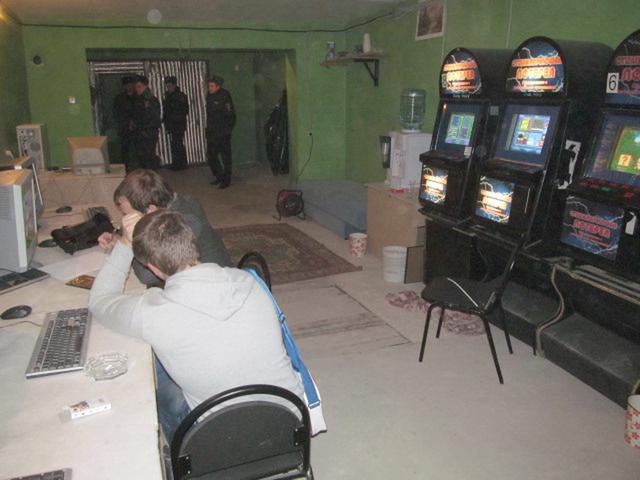 В белгородском гараже нашли нелегальный игровой салон 