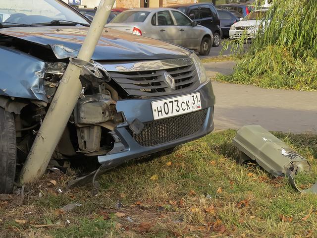 В Белгороде сбили пешеходный светофор