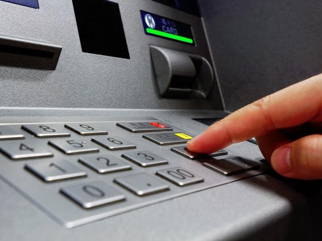 Полицейские предупреждают белгородцев о мошенниках у банкоматов