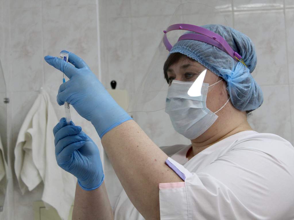 До конца недели от COVID вакцинируют ещё 800 белгородских медработников