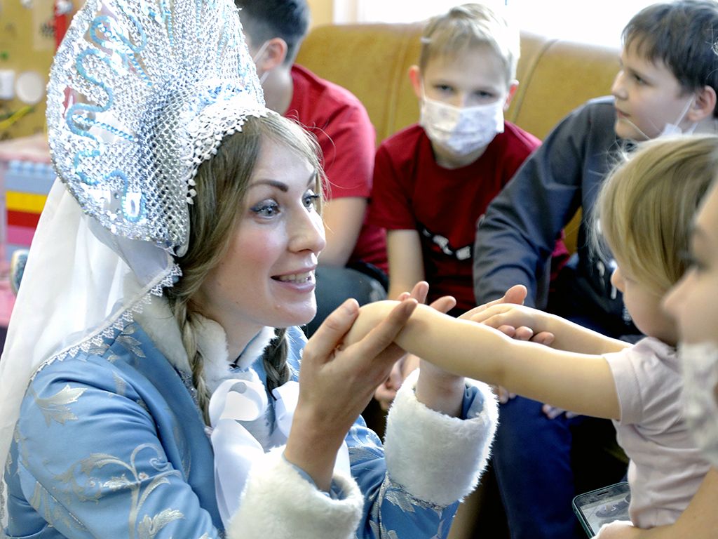 Клуб добряков в Белгороде поздравил с Новым годом пациентов детской областной больницы