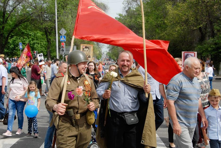 Кадры Дня Победы в Белгороде: парад и «Бессмертный полк» - Изображение 22