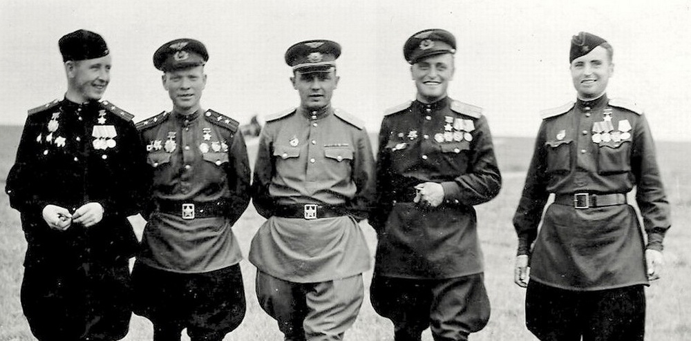 Алексе Маснев (крайний слева) с боевыми товарищами