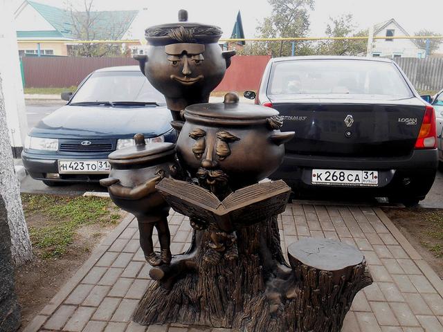 В Борисовке установили скульптурную композицию с читающими горшками