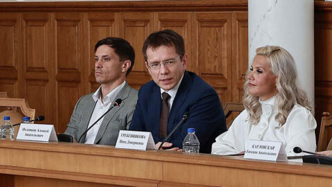 Алексей Охлопков (в центре)