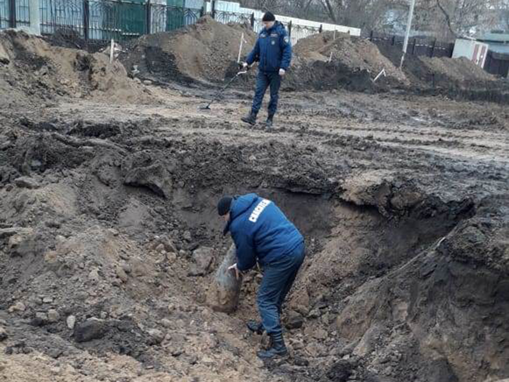 Сколько будут бомбить белгород. Рабочие роют котлован. ЧП В Майском Белгородской области. Авиабомба в Белгороде фото.