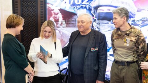 Член секретариата Союза писателей России Сергей Бережной и Константин Леушин (крайний справа) беседуют с участницами фестиваля «Русский дух неодолим»
