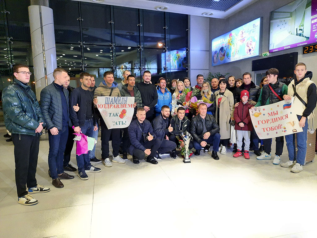 В аэропорту Белгорода встретили чемпионов мира по кикбоксингу