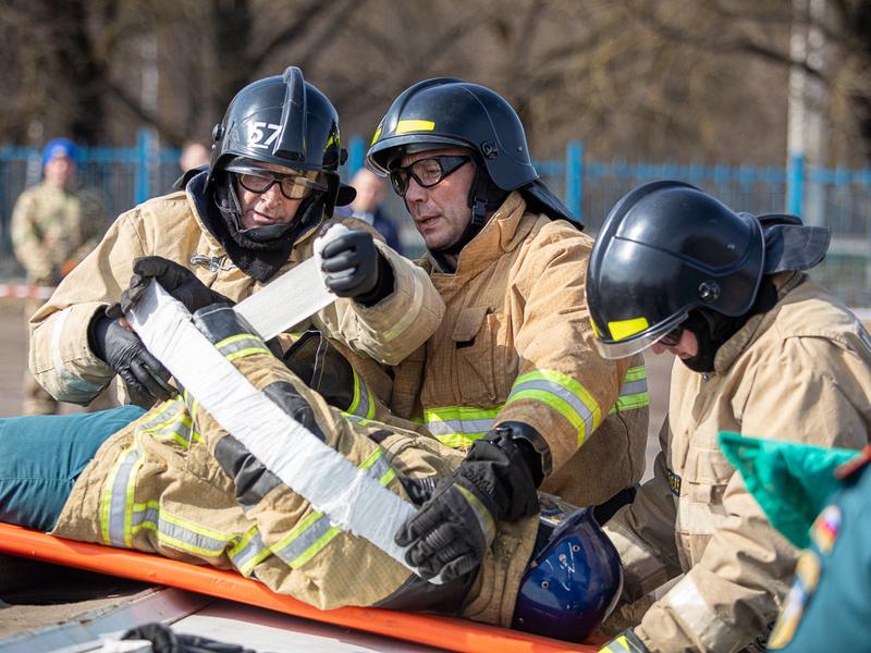 В Белгороде сотрудники МЧС состязались в проведении аварийно-спасательных работ при ДТП