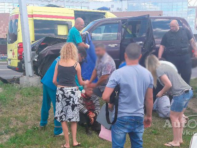 В Белгороде раненый ножом водитель врезался в столб
