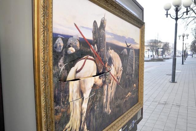 Вандалы испортили картины на белгородском Арбате