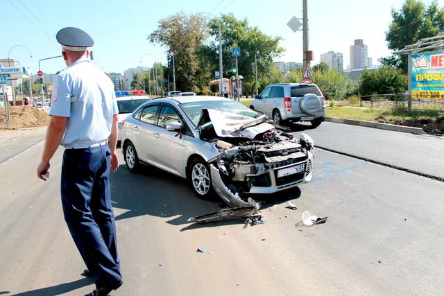 В Белгороде пьяный водитель на иномарке врезался в пассажирский автобус