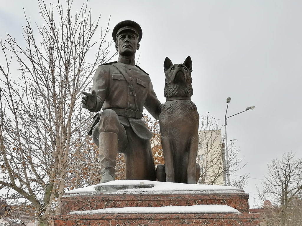 Памятник Фёдору Хихлушке и его собаке Лирке возле гимназии № 12