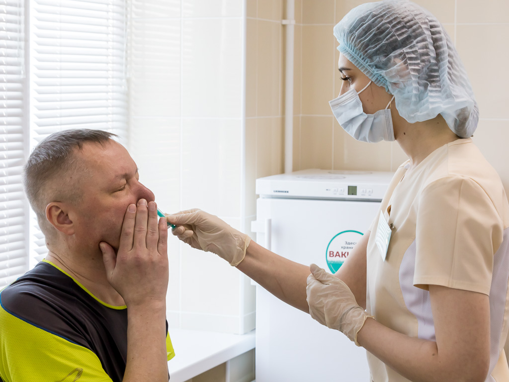 Быстро и без боли. Как белгородцы вакцинируются от коронавируса новым способом