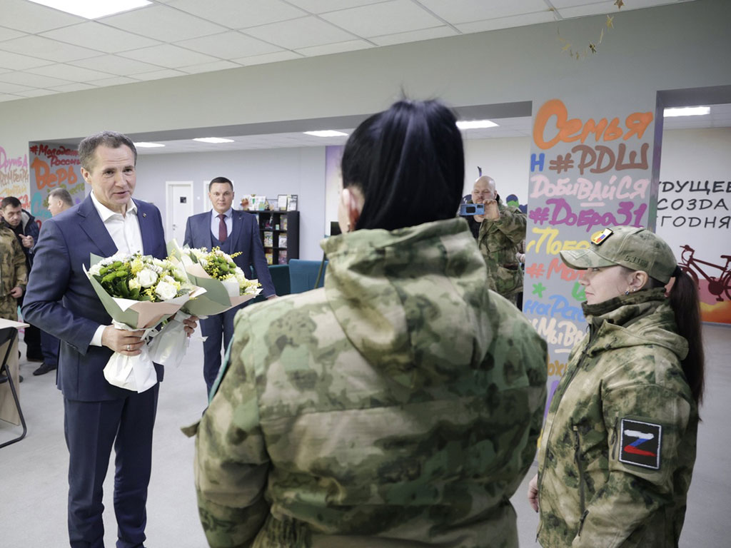 Вячеслав Гладков поздравил с 8 Марта девушек из белгородской самообороны