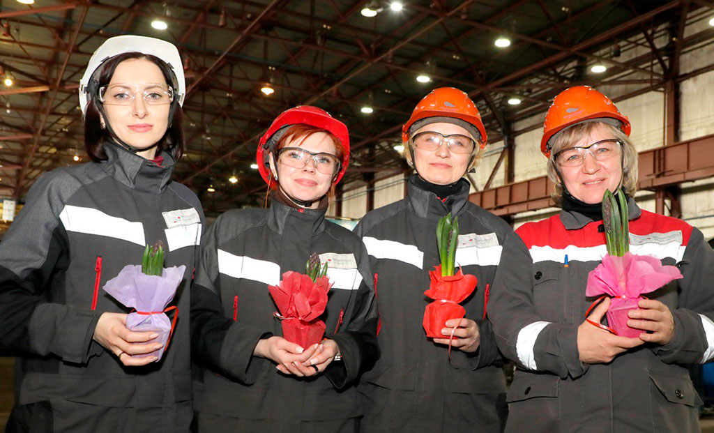 Лебединский ГОК поздравил своих работниц с 8 Марта