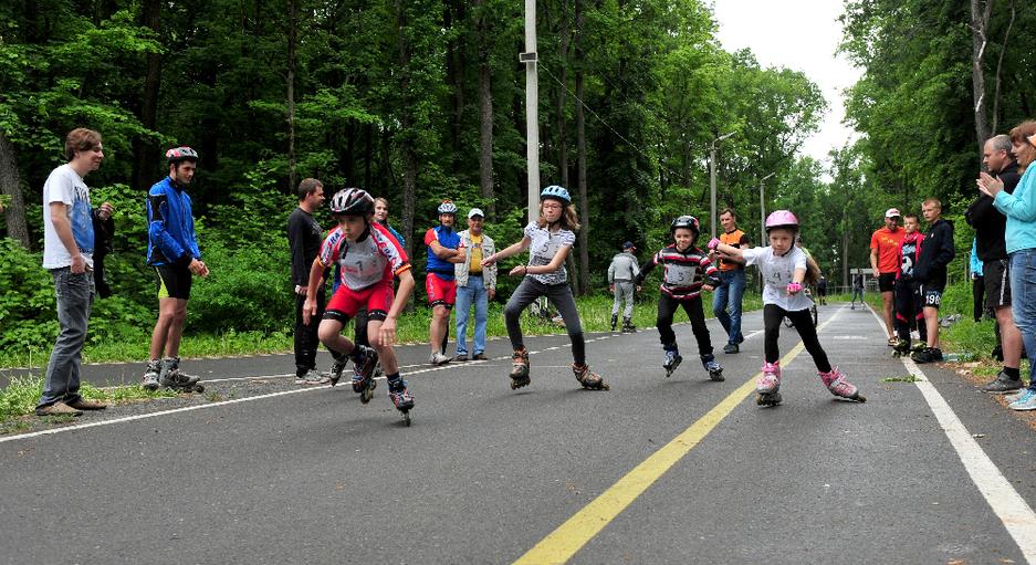 Около 50 белгородцев – любителей бега, роликовых коньков и велосипедов сразились в триатлоне - Изображение 4