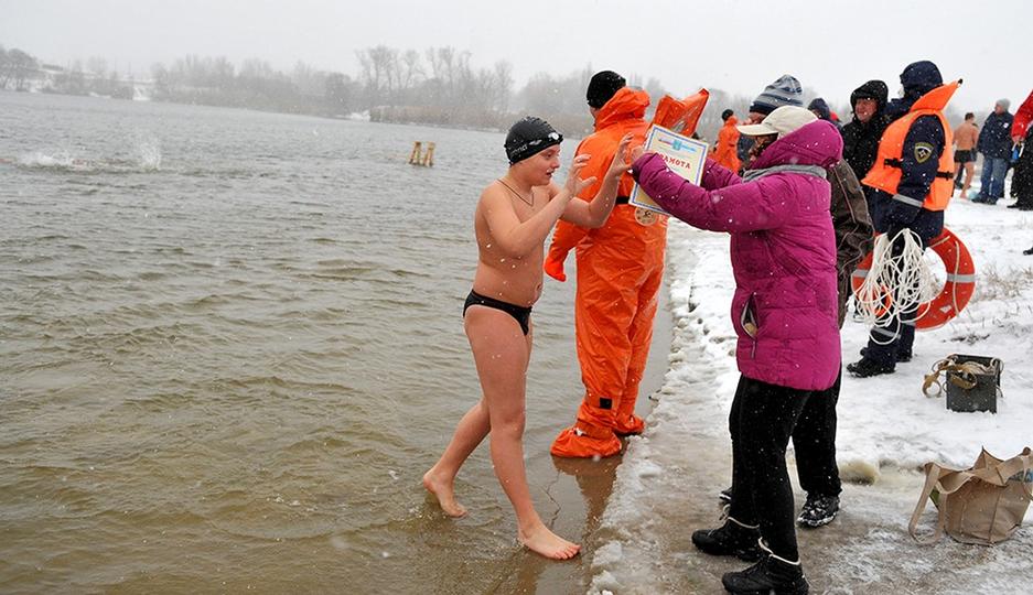 87 человек выступили на открытом первенстве по зимнему плаванию в Белгороде - Изображение 7