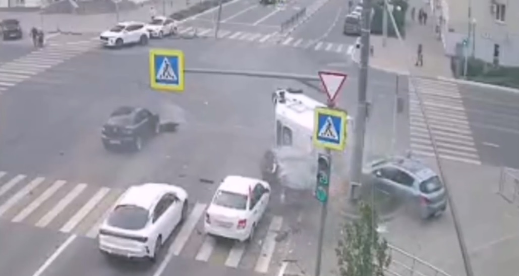 В центре Белгорода в результате ДТП перевернулась машина скорой помощи