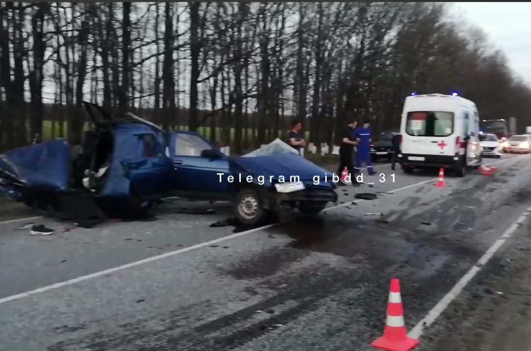 В Белгородской области водитель легковушки при обгоне врезался в иномарку и погиб
