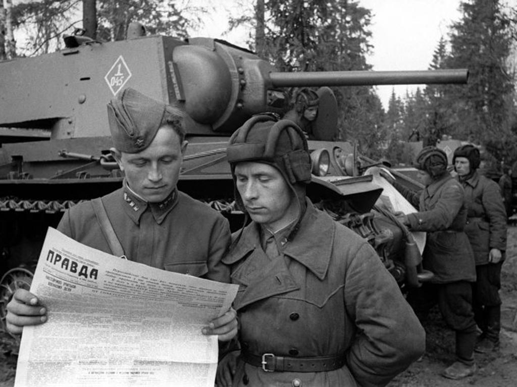 Танкисты читают газету «Правда», Западный фронт, 116-я танковая бригада, май 1942 года