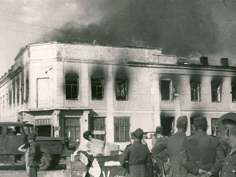 Фашисты наблюдают за горящим домом в оккупированном населённом пункте, 1943 год