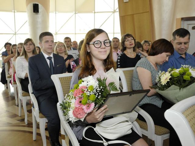 Белгородские стобалльники получили губернаторскую премию