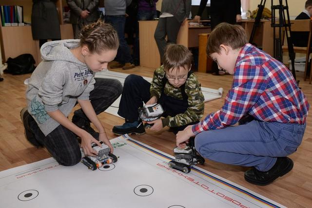 На губкинской станции юных техников провели соревнования по робототехнике*