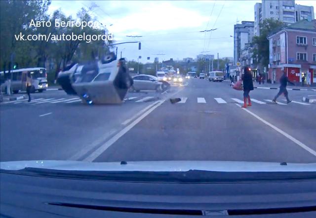 В Белгороде полицейский УАЗ попал в аварию