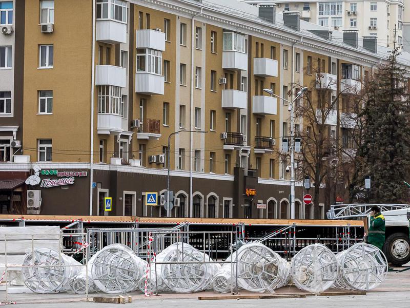 Как Соборную площадь в Белгороде готовят к Новому году (фоторепортаж)