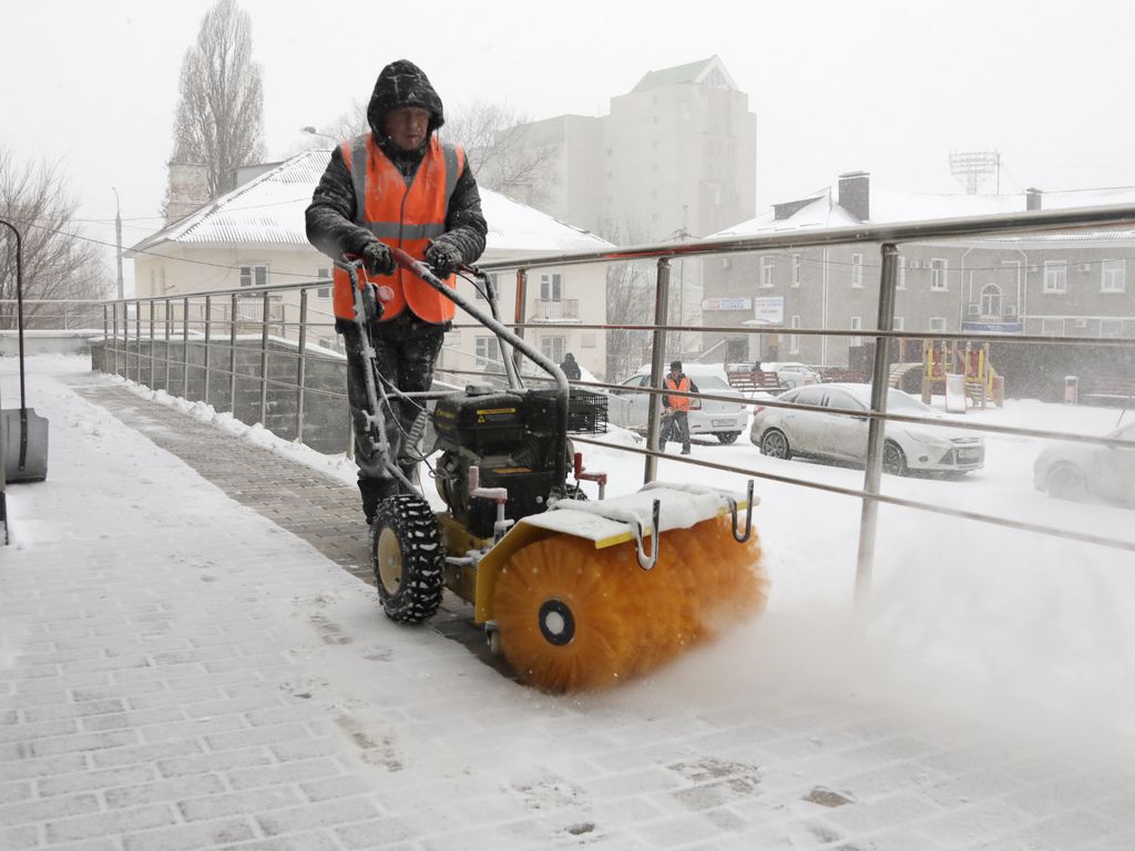 Снег в Белгороде убирают 980 человек и 79 единиц техники