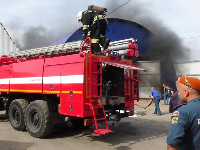 В Белгороде загорелся ангар завода по производству электрооборудования