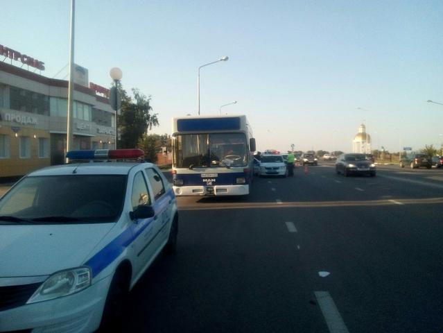 В Белгороде автобус зацепил инспектора ДПС