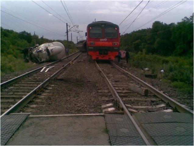 ЧП на железной дороге: грузовик столкнулся с белгородской электричкой