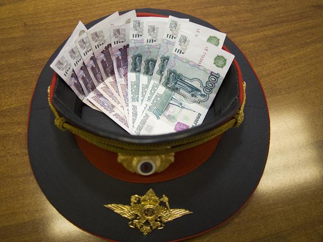 Полицейский-взяточник выплатит государству 15 тысяч рублей