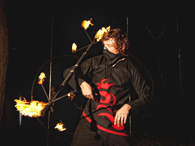 Огненный жонглёр Олег Кравцов: Стихия огня опасна. Приручить её не получится никогда