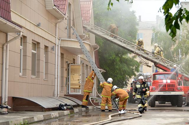 В центре Белгорода горит офисное здание
