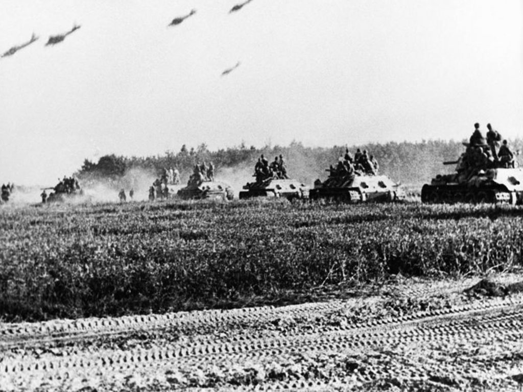 Советские танки Т-34 направляются к Прохоровке, июль 1943 года