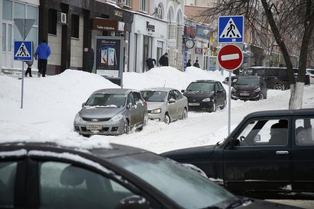 В Белгороде эвакуируют автомобили, брошенные вдоль дорог