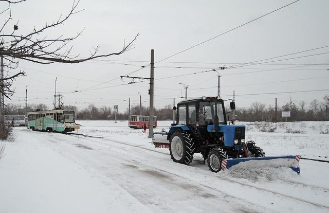  Коммунальщики Старого Оскола справляются с последствиями обильного снегопада
