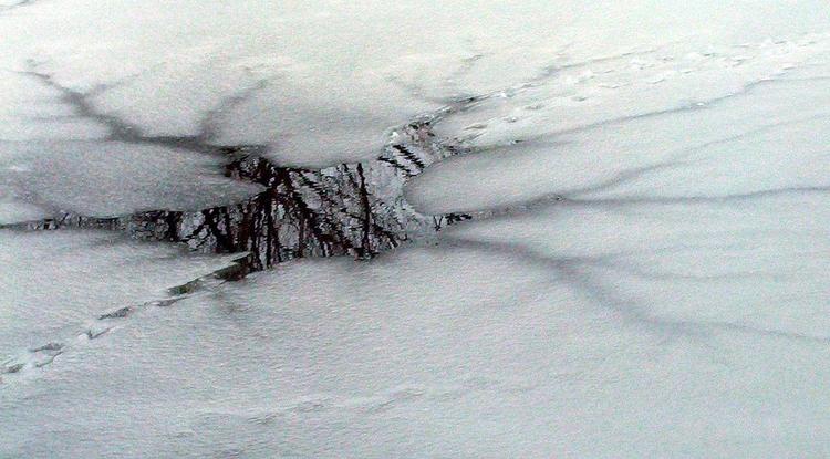 В Белгороде мужчина на снегоходе провалился под лëд
