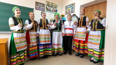Ансамбль «Росинка» со своим руководителем